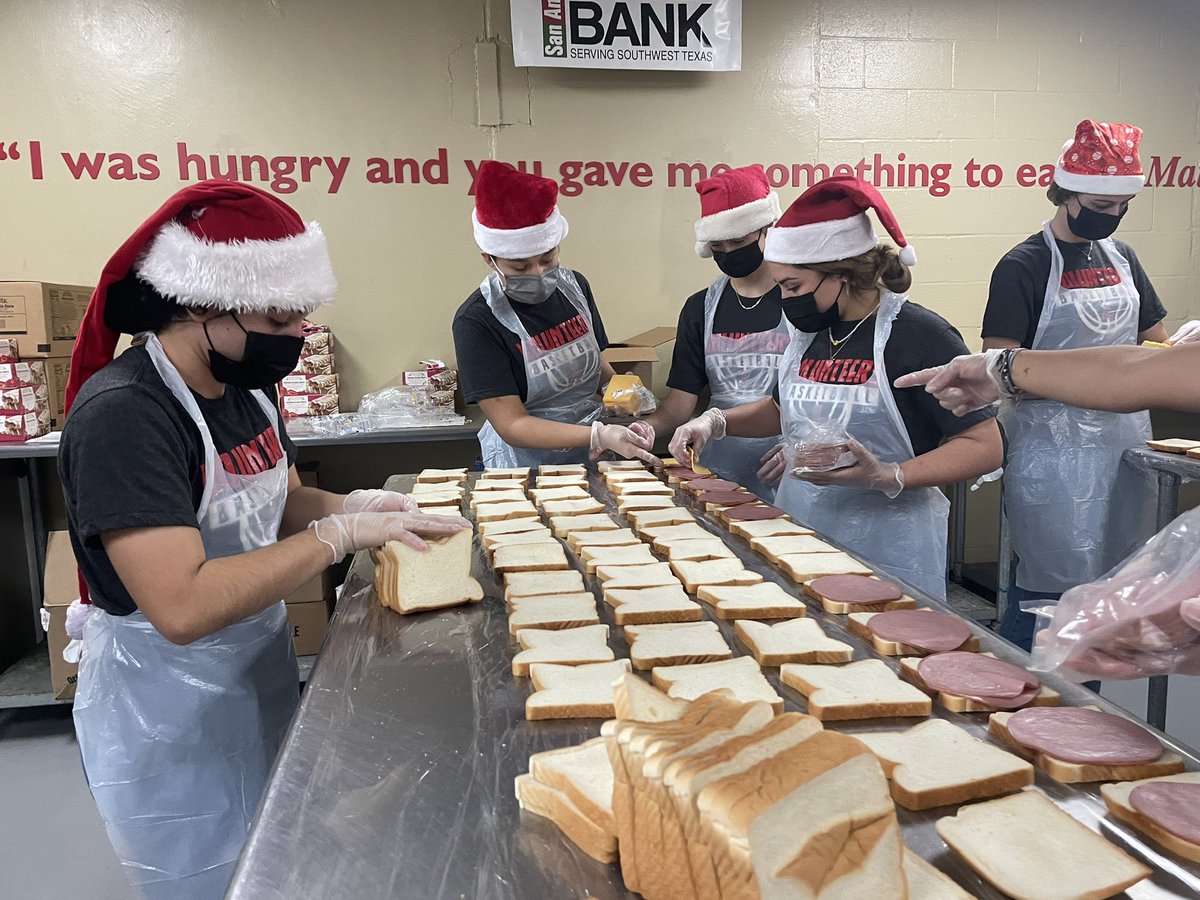 LeeVols_GBB's tweet photo. At the end of the day it’s not about what you have or even what you have accomplished . It’s about who you have lifted up, who’ve you made better, it’s about what you give back- D. Washington #ladyvolsbb #volunteers #leehs @NeisdAthletics @NEISD @leeneisd https://t.co/n8m7M2ORGj