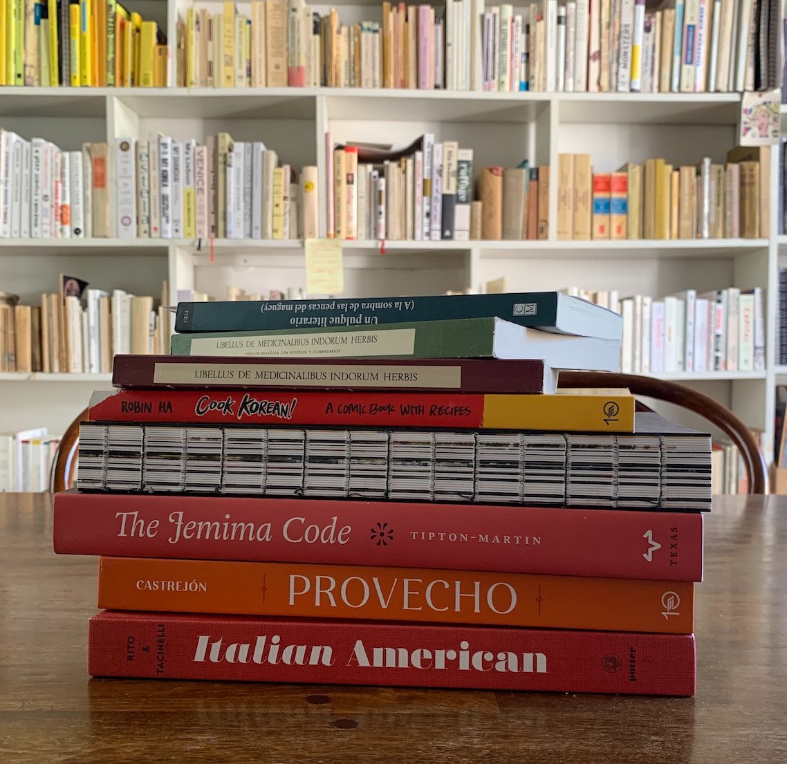 en <a href="/Hojasantamag/">Revista HojaSanta</a>, un brindis con libros por seguir vivos al final de este año alucinante– revistahojasanta.com/tentempie/2021…