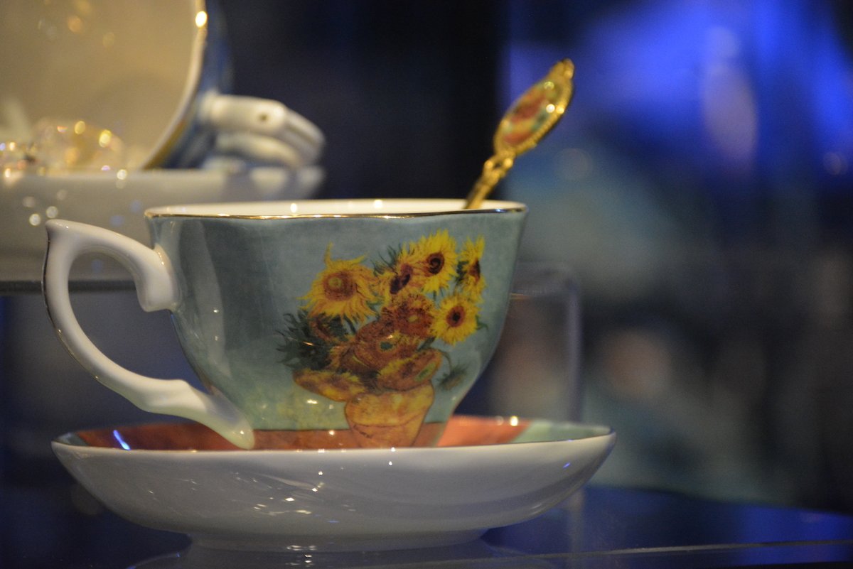 Did someone say tea time? ☕ 🌻 This Van Gogh cup, saucer, and stirrer set is the perfect gift for all tea-lovers out there. Stop by the gift shop to purchase while they're still in stock! 

🎟️: bit.ly/IVG-NY or link in bio
#VanGoghNYC #NewYorkCity #ImmersiveVanGogh