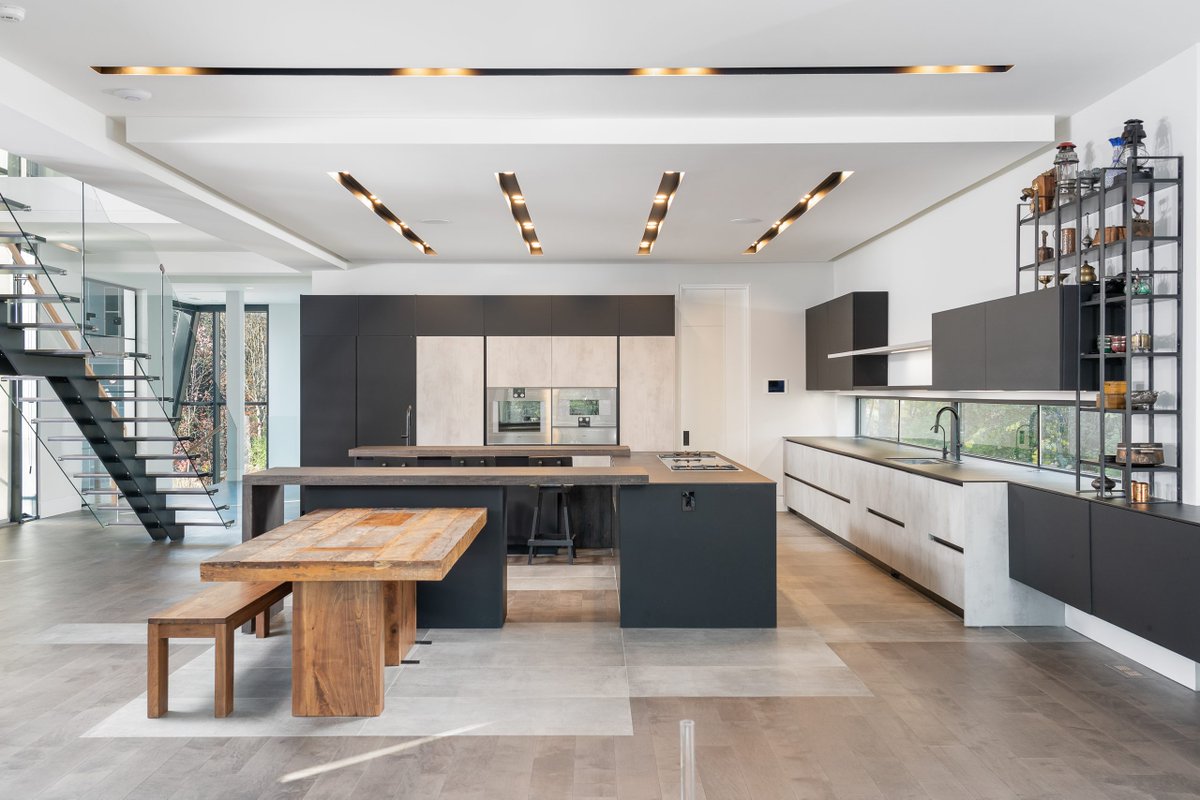 MUTIKB's tweet photo. A massive kitchen island with double integrated slabs is set at the heart of this estate for a #luxurious modern open concept! https://t.co/6prZyBfiwe
#MutiKB #modernkitchens #dreamhome #interiorstyling #interiors #luxuryhomes #kitchencabinets #interiordesign #kitchendesign https://t.co/mrwnGH6jdq