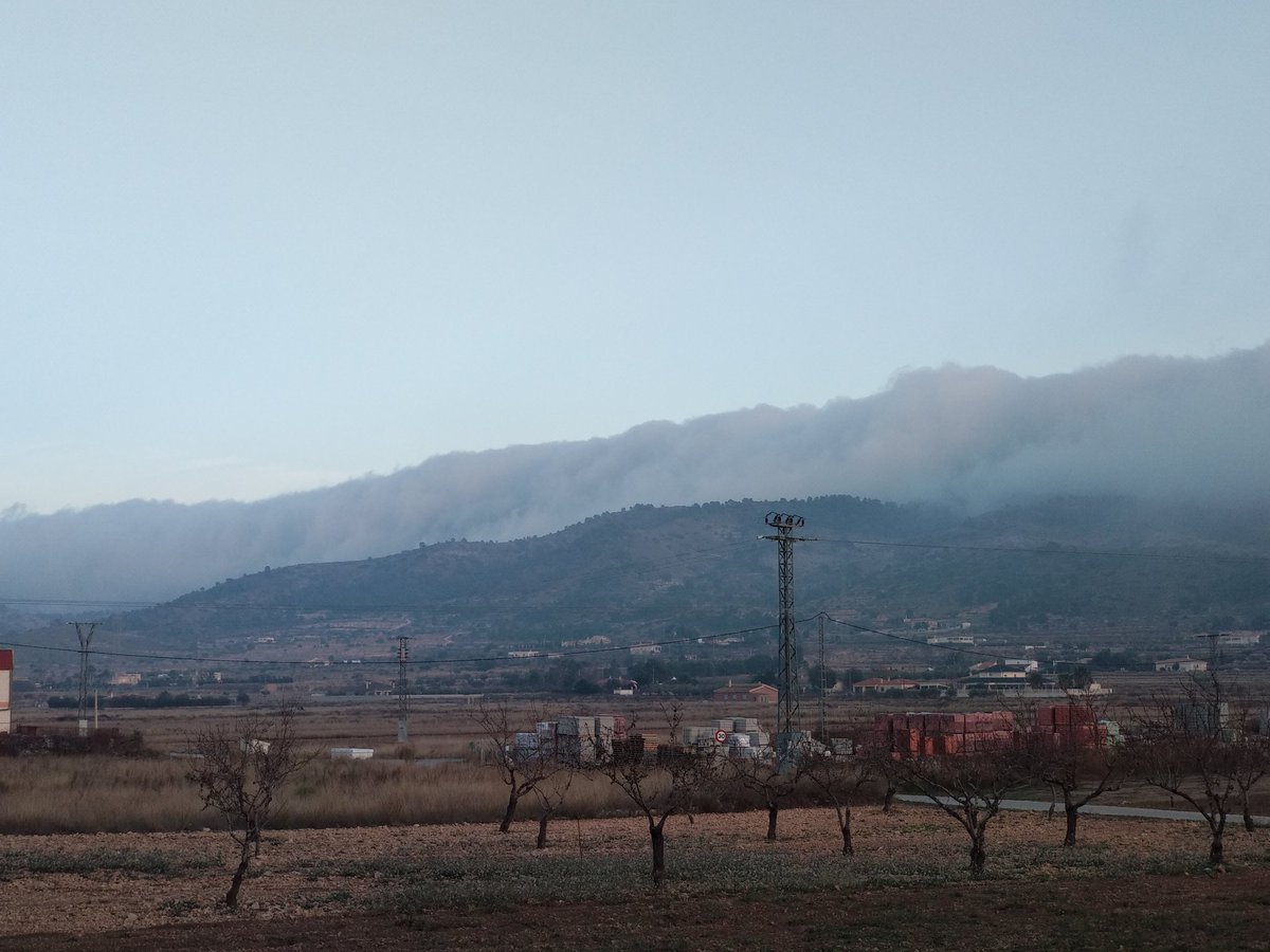 Nubosidad baja entrando desde el litoral hacia el interior. Imágenes de hace una hora en Hondón de los Frailes ☁️☁️