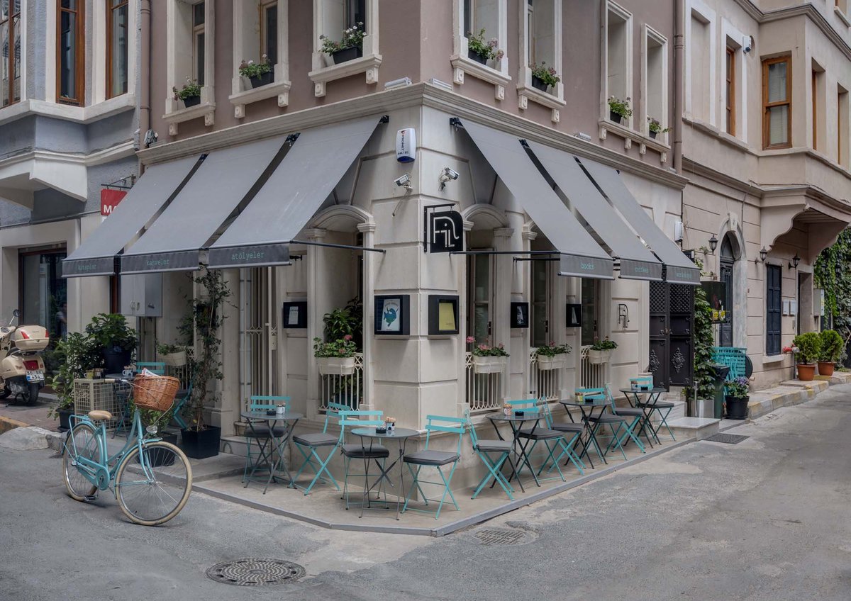 Estetik konseptiyle tanınan FiLBooks, Karaköy’ün en gözde kafelerinden biri. Bolca yabancı dilde kitap bulunan bu kafede aynı zamanda sanatçıların söyleşilerinine ve düzenlenen başka etkinliklere de katılabilirsiniz✨