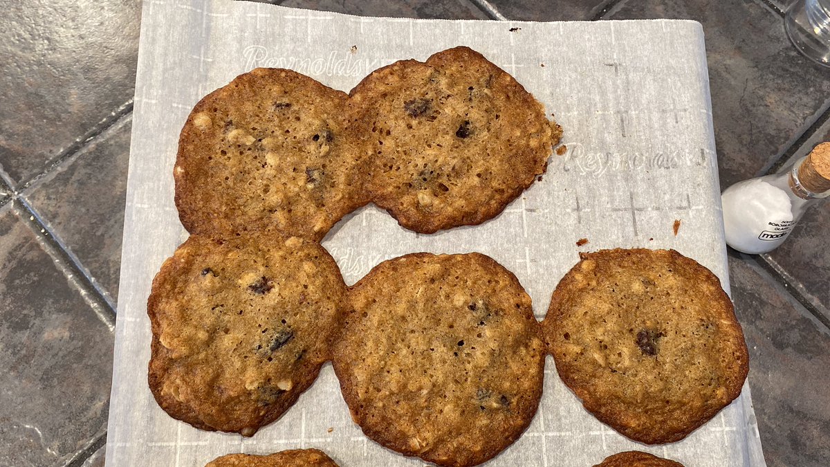 drktsciencelady's tweet photo. My cookies seem to have a separation defect. https://t.co/LcMnvgQgly