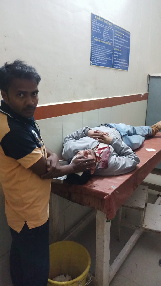 अपने कर्तव्यों का निवह्न करते विद्युत कर्मियों की आये दिन मारपीट, झूठे पुलिस केस से बात अब जानलेवा हमलों तक पहुच गयी। आज कैलारस (जिला मुरैना ) में खुलेआम धारदार हथियार से प्रबंधक श्री मुकेश जाटव पर कार्यालय में जानलेवा हमला। आरोपियों के खिलाफ सख्त कार्यवाही कर तत्काल जेल भेजा जाए