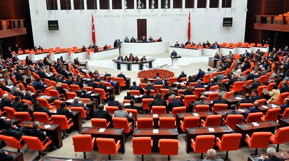 61Ayse_Atik's tweet photo. 2yıldır sağlıkçılarla övünen bakanlık sağlık çalışanlarının emeğine çöktü ve #SağlıkçılarıYineKandırdılar https://t.co/KdOWTCrBNe