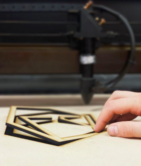 kentstrapper's tweet image. Il taglio laser è una tecnologia molto versatile e conveniente. Questa tecnologia sfrutta un fascio laser generato da un tubo a co2 viene deviato da un sistema di specchi che ne intensificano la potenza e lo focalizzano su un unico punto.
#kentstrapper