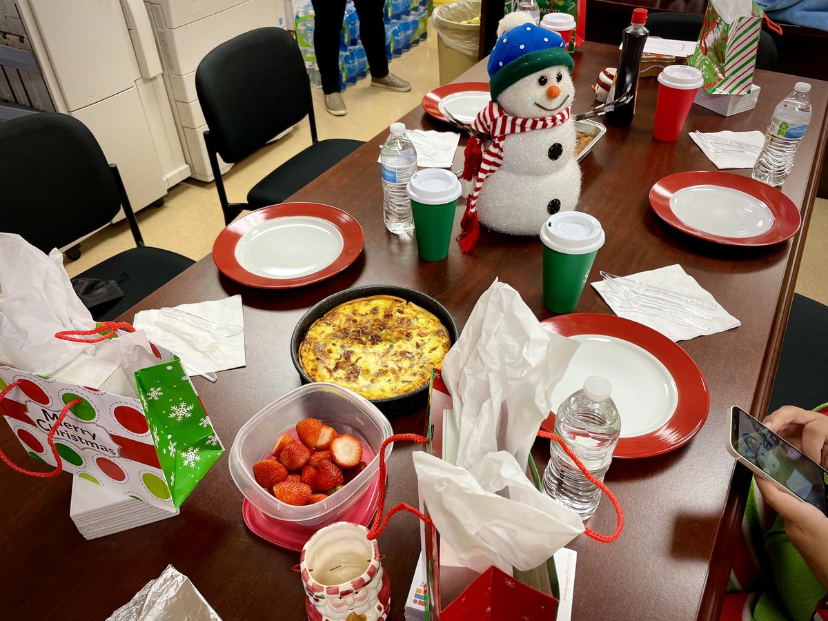 DavisHCISD's tweet photo. When your boss cooks you a homemade Christmas breakfast… @jbeth81 is a real one. 👏🏽  Best boss ever! @LfCoaches @blarraga80 @rdz_noyola @greenwood_ana https://t.co/UPmZUUJDjF