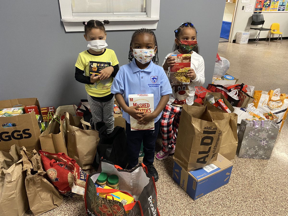 MrThayerSASC's tweet photo. Many hands make light work! 

@sascitizenship @FoodBankofCNY @CharterEmpire @nycharterassoc https://t.co/zk4dkyVbHg