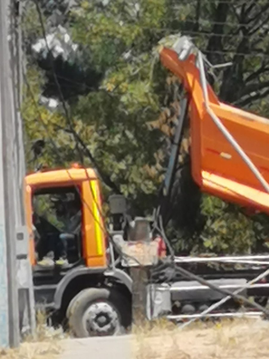 carlosibaceta2's tweet photo. @CGE_Clientes Calle General Velázquez hacia el poniente, en Hacienda Fundadores, Chillán Viejo, camión Tolva corta cables y deja a todo el sectir sin energía en algunos casos. 
Será posible saber a qué hora podrían tener una cuadrilla de emergencia resolviendo el tema https://t.co/9jiO3Q6SWQ