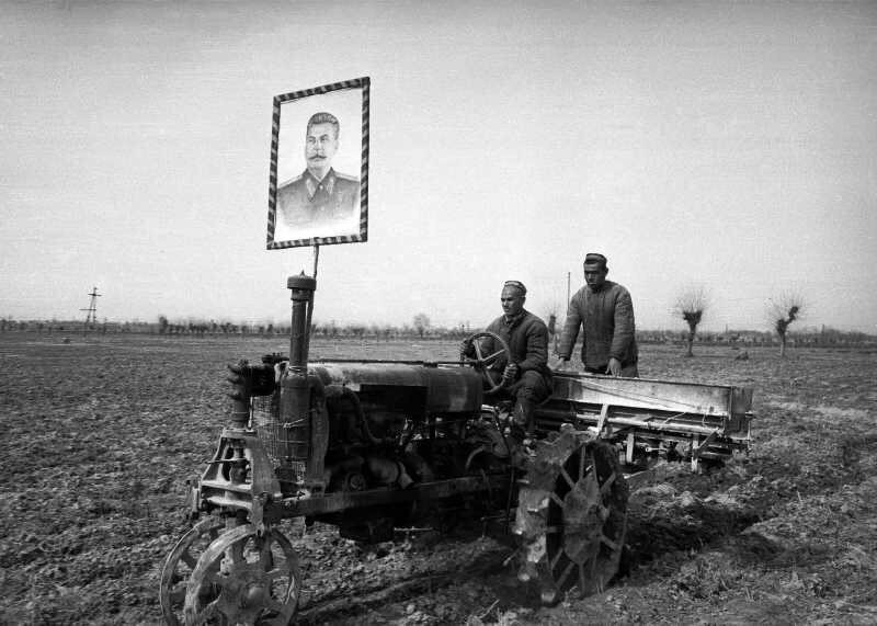 Очень редкое фото. Туркменские колхозники заставляют картошку расти, пугая ее портретом Сталина