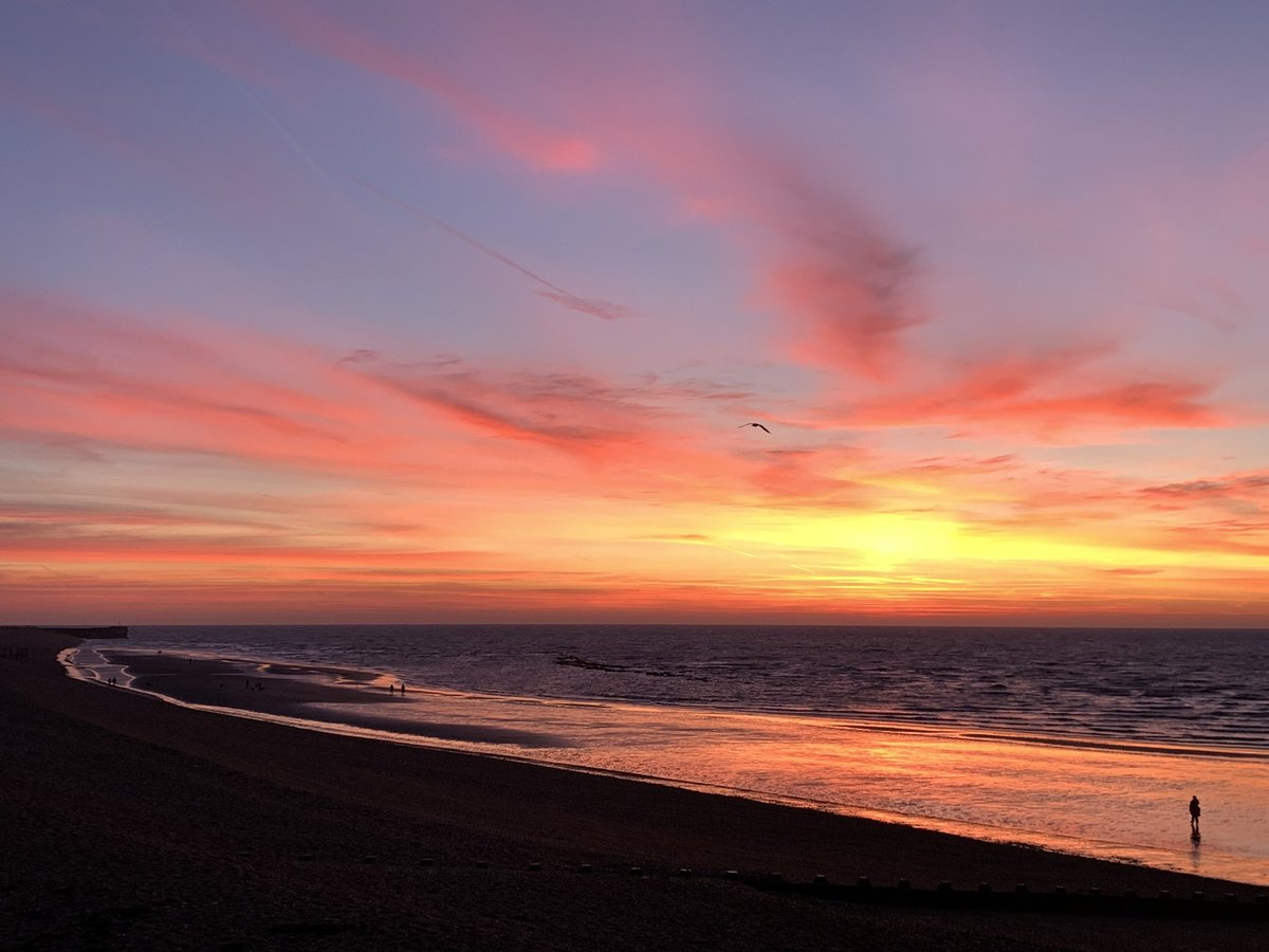 Snaps36920528's tweet photo. My #nhs #walk to work. 7 am this #morning. Do one thing for me get your #covidvacccine #hastings #3wave #morningwalk #sunsky 🙏🎄❤️ https://t.co/yXUZdFX2HJ