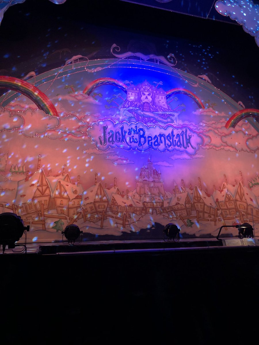 Panto time with HB Guides lovely end to the year and making us feel Christmassy 🎄#pantoseason #victoriatheatrehalifax #jackandthebeanstalk
