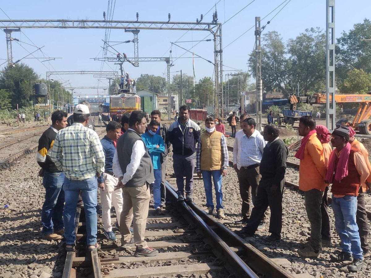 nrmubau's tweet photo. आज जनसंपर्क अभियान के तहत बुराहनपुर स्टेशन यार्ड में OHE, S&amp;T, Engg.,विभाग के कर्मचारियों से मुलाकात कर उनकी समस्याओं को जाना और शीघ्र हल करने का आश्वासन दिया और कूछ तुरंत हल करवाया। मंडल अध्यक्ष @PKaapde ji, शाखा अध्यक्ष एवं सभी ऑफिस बेरर साथ मे उपस्थित रहे। लाल लाल लाल सलाम। https://t.co/akpQlU0XG2