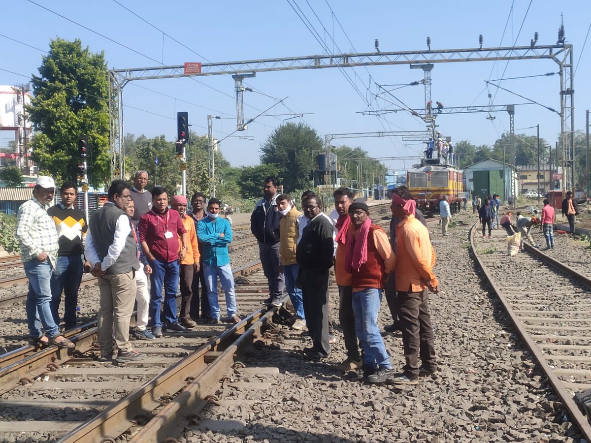 nrmubau's tweet photo. आज जनसंपर्क अभियान के तहत बुराहनपुर स्टेशन यार्ड में OHE, S&amp;T, Engg.,विभाग के कर्मचारियों से मुलाकात कर उनकी समस्याओं को जाना और शीघ्र हल करने का आश्वासन दिया और कूछ तुरंत हल करवाया। मंडल अध्यक्ष @PKaapde ji, शाखा अध्यक्ष एवं सभी ऑफिस बेरर साथ मे उपस्थित रहे। लाल लाल लाल सलाम। https://t.co/akpQlU0XG2