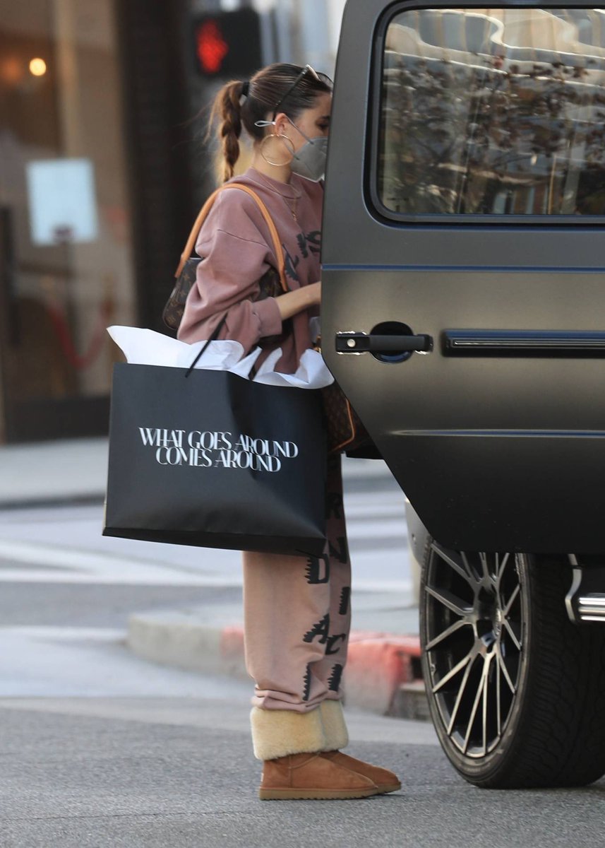 beerdatas's tweet photo. Madison Beer – Christmas shopping with Nick Austin in Beverly Hills (December 22, 2021) https://t.co/nLu7htkTBQ