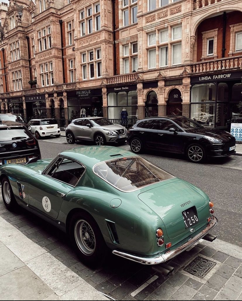 thegentsjournal's tweet photo. This impressive Ferrari 250 GT SWB has a maximum top speed of 150 mph and a naturally-aspirated V12 cylinder engine, produced from 1952 to 1964. How good does this model look parked outside in Mayfair?
#ferrari #250swb #classic #car #classiccars #cars #design #rare https://t.co/kyw1grZzD4