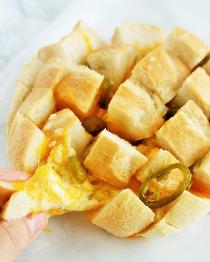 Fun, pull apart bread stuffed with melted cheddar and Monterey Jack cheese with pickled jalapeños for a spicy kick! It's perfect the holiday festivities this week! Recipe created by: <a href="/thetastybite/">Phil Rowbottom</a>
bit.ly/LMCheesyBread