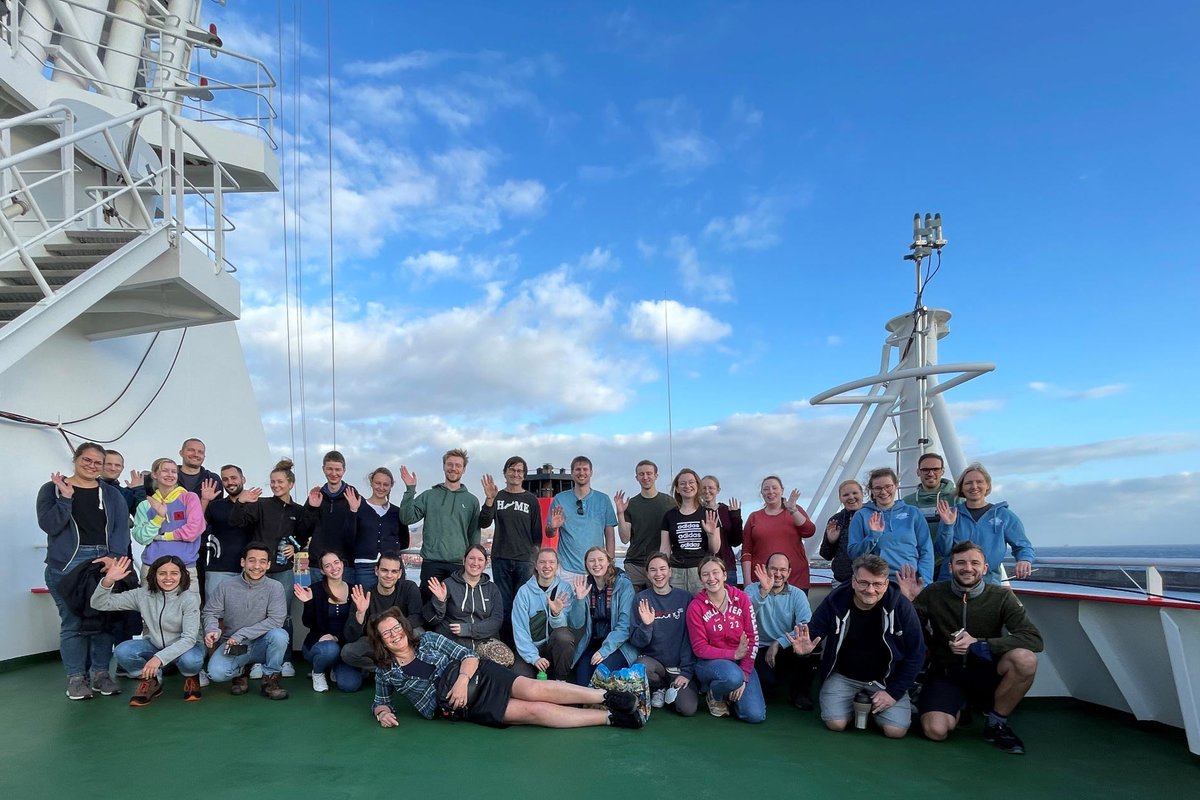 GEOMAR_de's tweet photo. Ein internationales Team von Forschenden überquert derzeit den Atlantik auf der #RVSONNE. Das umfangreiche Probenprogramm hilft, Stoffkreisläufe zwischen Ozean und Atmosphäre besser zu verstehen. Regelmäßige Nachrichten von Bord gibt’s im Blog: https://t.co/QQrjjmeNS4 #SO287 https://t.co/cjrgz1FU3A