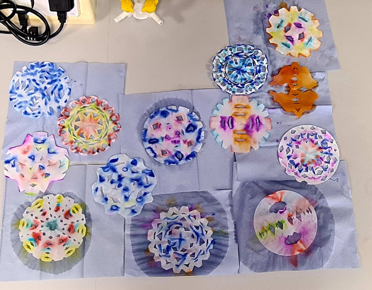 teacherofrebels's tweet photo. More spam! We made a chromatography snowflakes! How pretty are those?!😍 #teaching #prettyscience https://t.co/YH5CZGiO15