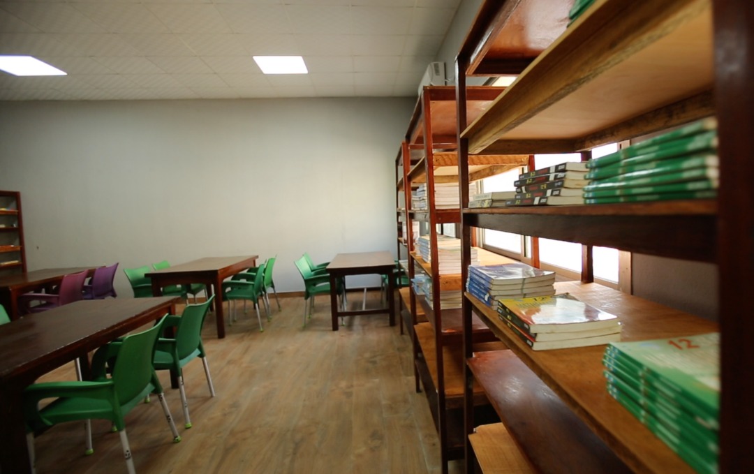 Le développement socio-économique d'un pays ne passera que par l'éducation. La FDC vous présente la bibliothèque du lycée 02 octobre complètement rénovée avec une salle d'informatique. Plus de 1200 élèves  bénéficieront de cette bibliothèque.  Merci à tous nos partenaires 🙏
