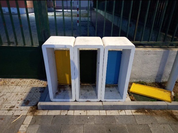 ECnovaA's tweet photo. @AH24_48h Informar de que las papeleras del parque Juan de Austria, no estan operativas.¿Dónde tiramos la basura? https://t.co/aeMBIhIAul