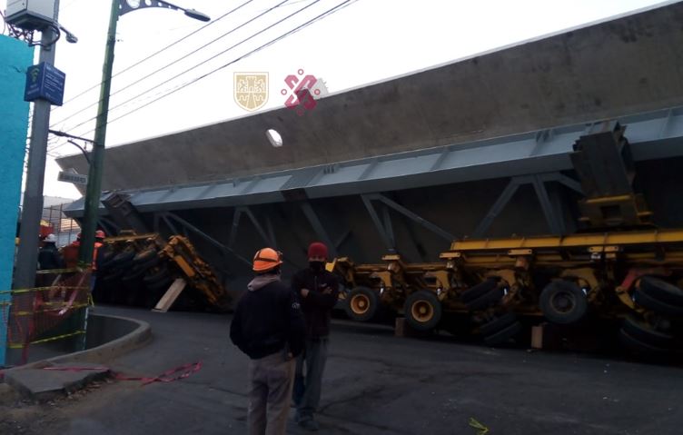 laoctavadigital's tweet photo. 🚨 Una trabe de 300 toneladas se ladeó y cayó de la plataforma en que la transportaban. 🚛

Desde las 4:00 a.m. se encuentra cerrada la circulación en Ermita Iztapalapa, donde era transportada la pieza que forma parte del proyecto del Trolebús, informó @SOBSECDMX. https://t.co/zgP1HnCCqE
