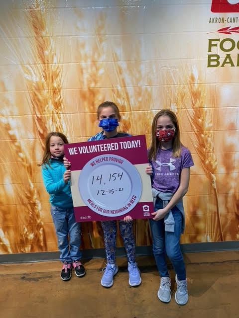 RevereLocal's tweet photo. Mr. Faust's 5th graders volunteered at the Akron Canton Regional Food Bank. In one night they repackaged 14,154 pounds of products. Way to go!
#ReverePride #TheRichWay https://t.co/wKw8G9rn62