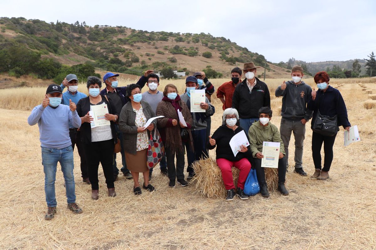 CCohiggins's tweet photo. Hoy en #Navidad, se realizó Mesa Agroclimática Participativa, al finalizar la actividad los beneficiarios recibieron un diploma que los certifica como Gestores Agroclimáticos, lo que les permitirá tomar mejores decisiones para la pequeña agricultura. #CambioClimático #OHiggins https://t.co/Fpxnehv0ih