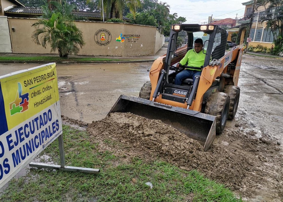 MuniSPS0501's tweet photo. #Acciones: Hoy #Miércoles #22Diciembre nuestros equipos municipales realizan trabajos de limpieza en las vías donde las aguas lluvias arrastraron sedimento.

👉🏻 Recuerda no tirar basura a la calle.

#SPSCiudadMásLimpia 💯 https://t.co/UO69VF2uKf