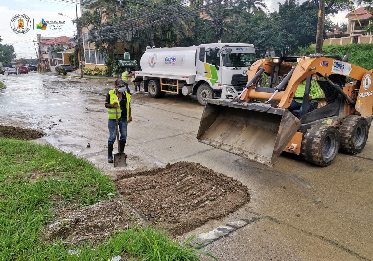 MuniSPS0501's tweet photo. #Acciones: Hoy #Miércoles #22Diciembre nuestros equipos municipales realizan trabajos de limpieza en las vías donde las aguas lluvias arrastraron sedimento.

👉🏻 Recuerda no tirar basura a la calle.

#SPSCiudadMásLimpia 💯 https://t.co/UO69VF2uKf