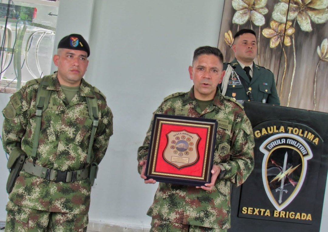Ejercito_Div5's tweet photo. Con la entrega de escudos de las diferentes unidades tácticas de la #SextaBrigada del @COL_EJERCITO, se agradece el trabajo realizado por el Comandante saliente del @GaulaMilitares de esta unidad operativa menor del @COL_EJERCITO. https://t.co/7mZVoJSnTh