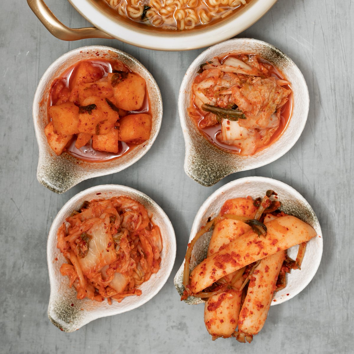 Such a big variety of Kimchi to choose from! Sliced cabbage, radish, cucumber and many more! 🥰 Which one is your favourite?

#hmart #kimchi #keats