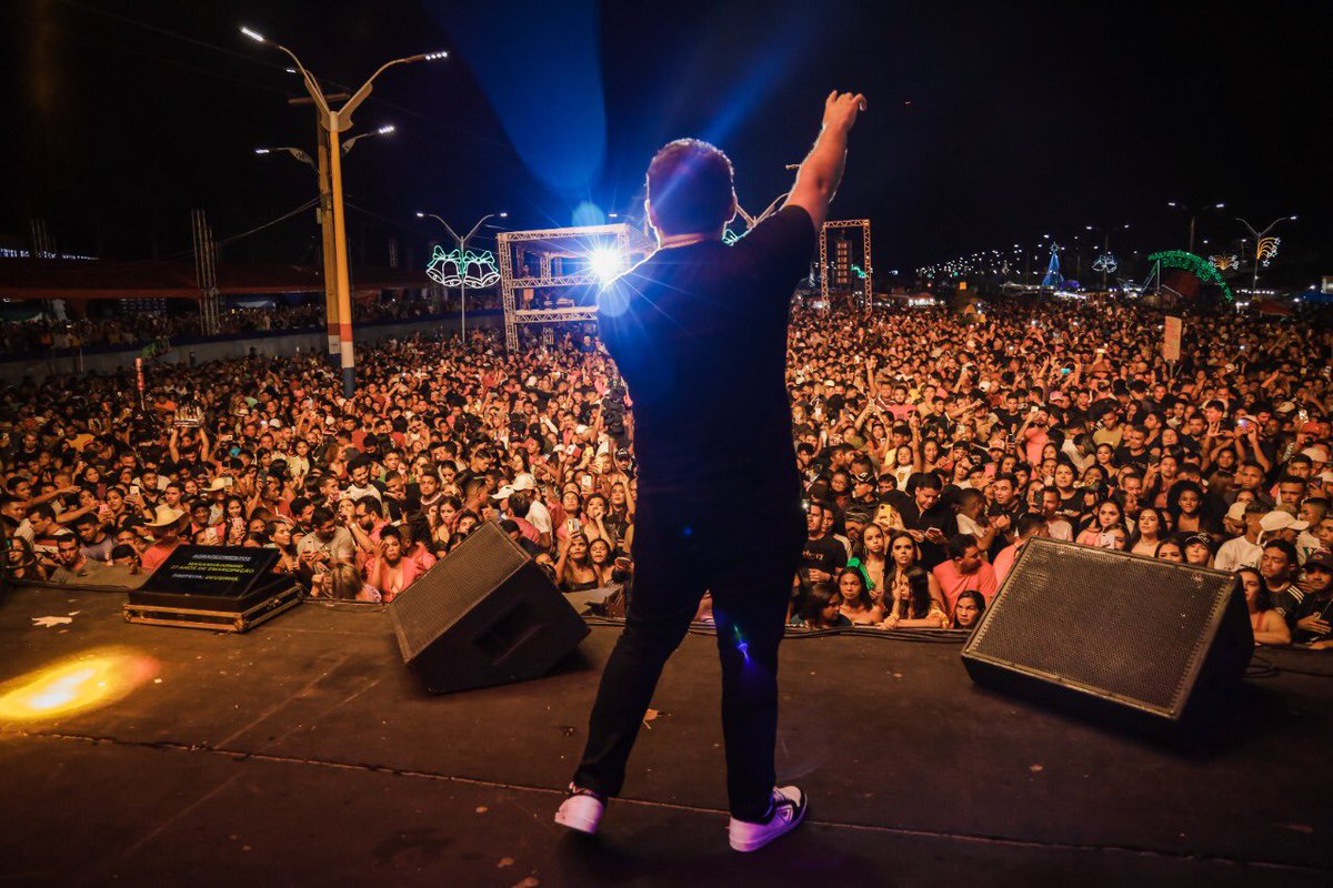 XandAviao's tweet photo. Éguaaa! Valeu Maranhãozinho, ontem vocês brocaram demaiss rapaiizz! Já quero repetir a dose! Bora?!
#XandAviao #AoVivo #show #BebiAtéCair #VivaLaVidaXA https://t.co/6y46asTC4X