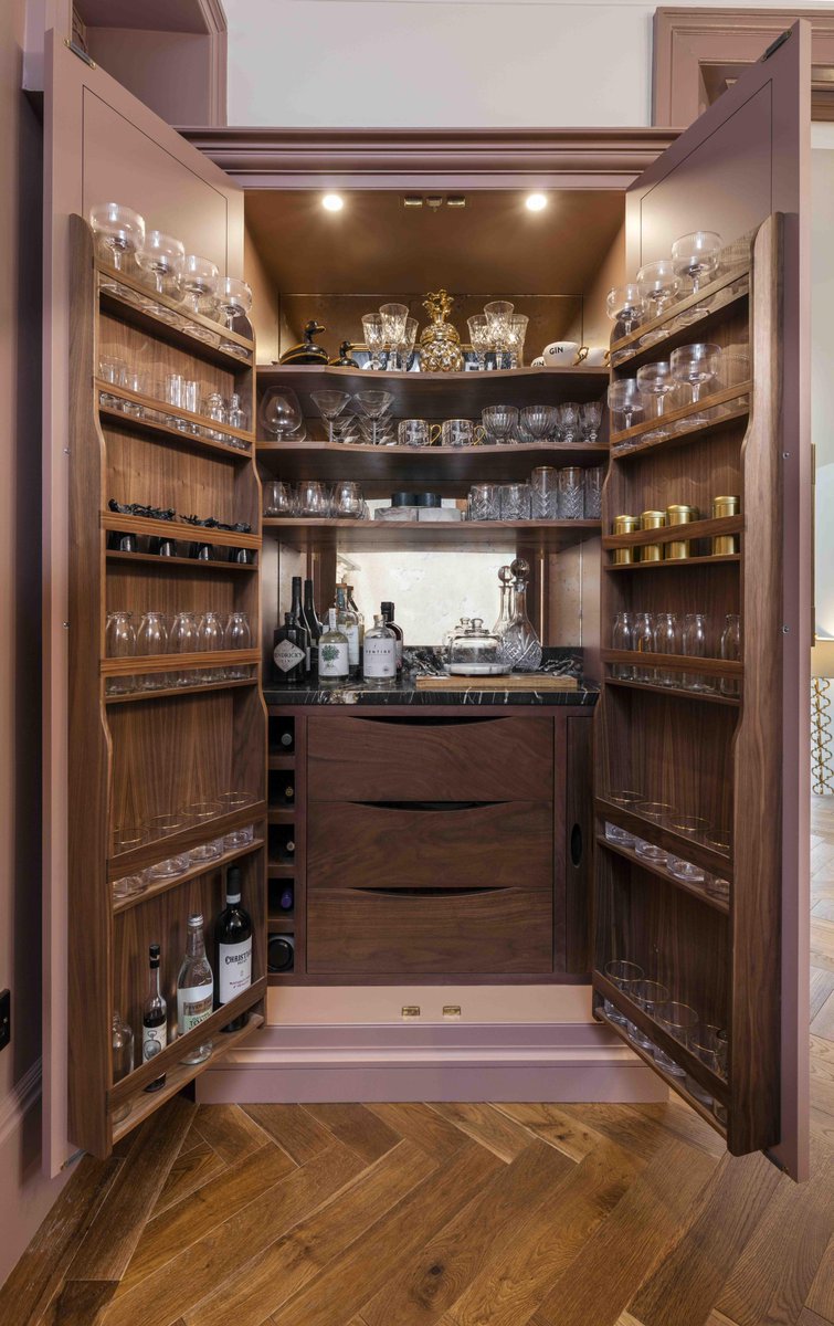 Fancy a tipple? We’re can’t get enough of this bespoke kitchen larder, created to be the ultimate home bar. Offering ample space to store beverages, glassware, ingredients and more- the perfect stylish statement.
Find out more: bit.ly/2ZK17MV