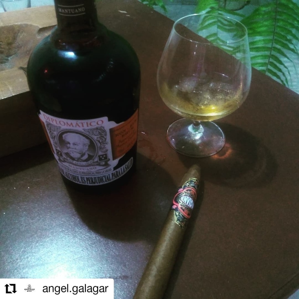 AcostaCigars's tweet photo. Una combinación hecha para pecar: @rondiplomatico y #Envidia
#cigar #cigars #envidiacigar #puro #puros #cigarros #cigarros #humolatino #cigaraficionado #botl #sotl https://t.co/jhY11ef0ng