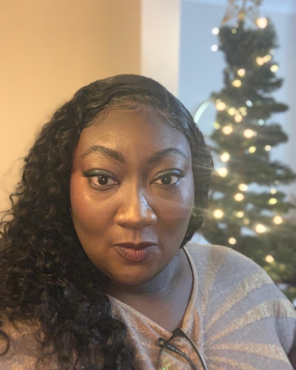 MsLadyPhyll's tweet photo. Finally closed shop - on leave after cramming tons of work into several days 😂🤩🙌🏾Just thought I’d share the photos from the other day, make up by the fab @luloumua #FeelFestive #FeelingCute #OnLeave #StayingInTheUK 🤍 https://t.co/IyRVyuXLcm