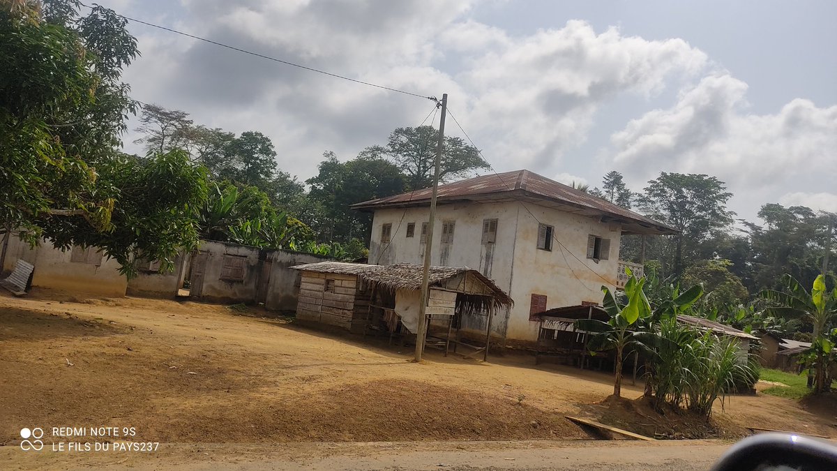 PatrickOvono's tweet photo. Je vous présente l'une des premières maisons à étage de la région du Sud.
Elle a été construite par le l'Ex-Président du Cameroun, Son Excellence Amadou Ahidjo à l'attention de son Maître.
Visible sur l'axe Ebolowa Ambam, avant le lieu dit Meyo Centre.
#Cameroun https://t.co/XIlaPaHjSZ