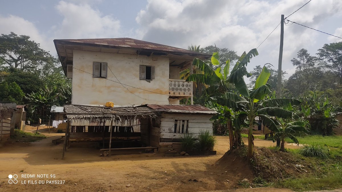 PatrickOvono's tweet photo. Je vous présente l'une des premières maisons à étage de la région du Sud.
Elle a été construite par le l'Ex-Président du Cameroun, Son Excellence Amadou Ahidjo à l'attention de son Maître.
Visible sur l'axe Ebolowa Ambam, avant le lieu dit Meyo Centre.
#Cameroun https://t.co/XIlaPaHjSZ