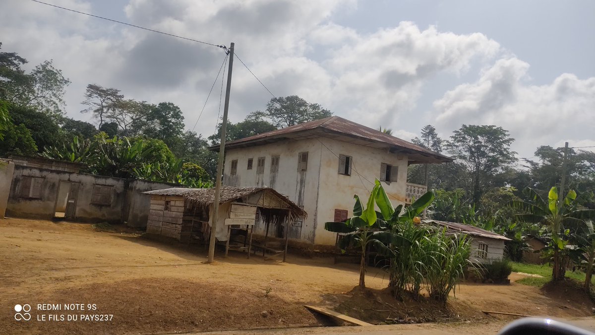 PatrickOvono's tweet photo. Je vous présente l'une des premières maisons à étage de la région du Sud.
Elle a été construite par le l'Ex-Président du Cameroun, Son Excellence Amadou Ahidjo à l'attention de son Maître.
Visible sur l'axe Ebolowa Ambam, avant le lieu dit Meyo Centre.
#Cameroun https://t.co/XIlaPaHjSZ