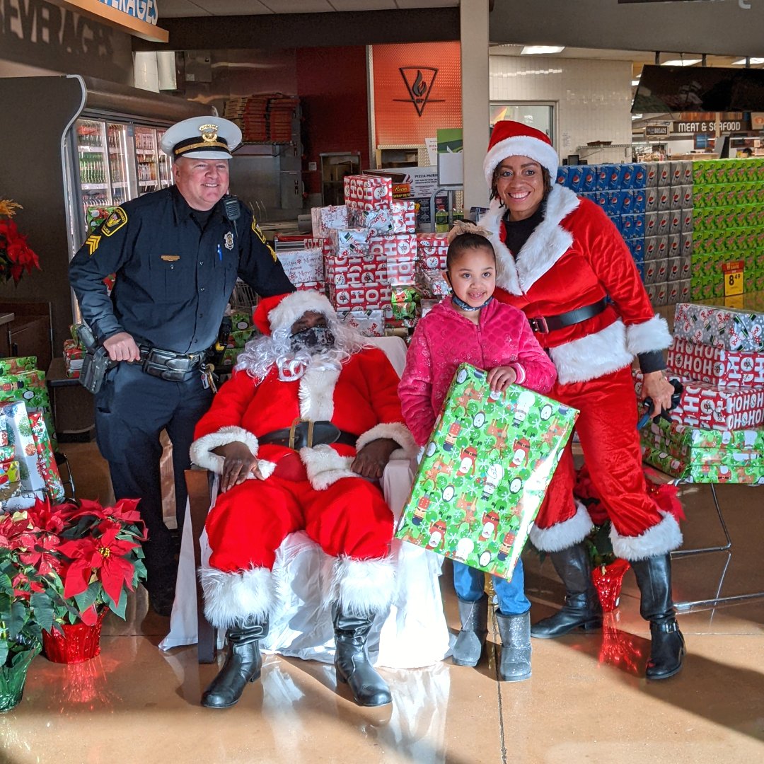 1strcf's tweet photo. 300 Cincinnati children in need joined us along w/ @CincyPD & @TQL to grocery shop & get a holiday gift thanks to #ToyExpress & @KrogerNews Get the Groceries program! Only 3 days until Xmas! Are you willing to donate $5 & help us spread more holiday cheer? https://t.co/BERyTZ3H5a https://t.co/sO3uFwyTSf
