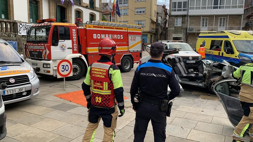 BomberosBoiro's tweet photo. Hoxe con Policía Local de Rianxo RTSU Rianxo Consorcio Provincial Contraincendios e Salvamento da Coruña Protección Civil de Rianxo na gravación da campaña de nadal para prevención de sinistros de trafico. Sempre un pracer 💪🏼 #TiDecides https://t.co/cD4gPvvyjf