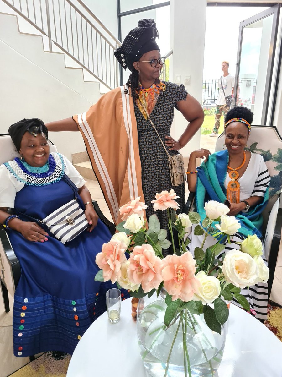 BulelwaMak's tweet photo. Things of an African woman... https://t.co/vzWWbB0e7M