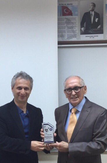 hyazicitru's tweet photo. Özkan SÜMER, entellektüel birikimi, güçlü mizah anlayışı, yüksek özgüveni ve bitmeyen üretkenliği ile Türk futbolunda derin izler bıraktı.
Ölüm yıldönümünde saygıyla anıyoruz. #ozkansumer https://t.co/MZGjv7o9KS