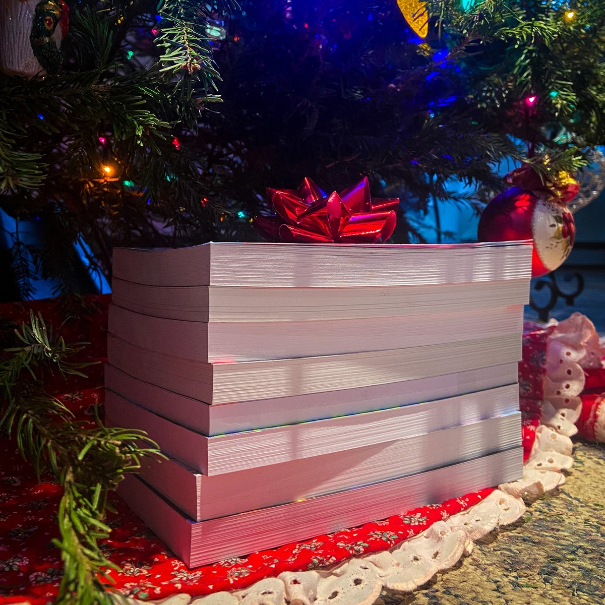 What's that under the tree? 🎄 It's a SECRET SANTA GIVEAWAY! 😍 🎁 RT &amp; Follow for a chance to win eight mystery 2022 galleys!

Contest closes on 12/24/21 at 11:59PM. Winner will be chosen by 1/5/22. US only, void where prohibited. Full rules: bit.ly/3Je6pTd