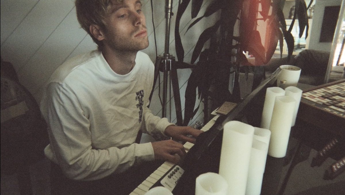 luckiIyluke's tweet photo. luke hemmings, soft edition https://t.co/iAGzvPKl7t