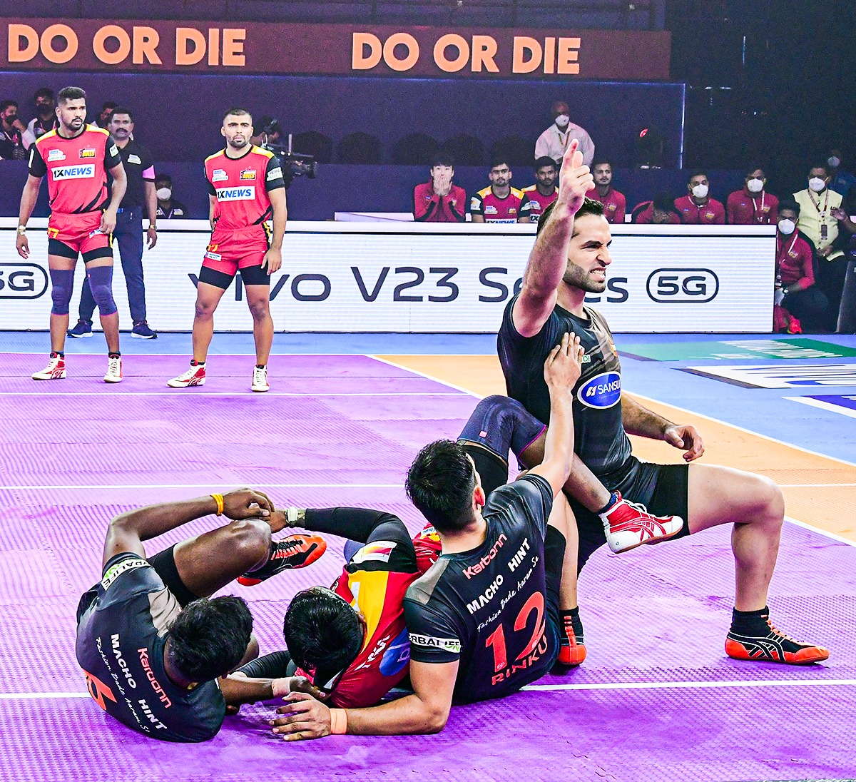 ProKabaddi's tweet photo. Opening dhamaal, scores kamaal, excitement bemisaal 🔥

Here are some of the best snaps 📸 from the opening day of vivo Pro Kabaddi Season 8! 

Enjoy these and head to https://t.co/cfORnV9MAP to see more moments from the night! 🤩

#vivoProKabaddi #BLRvMUM #TTvCHE #BENvUP https://t.co/RyNQcesLWW