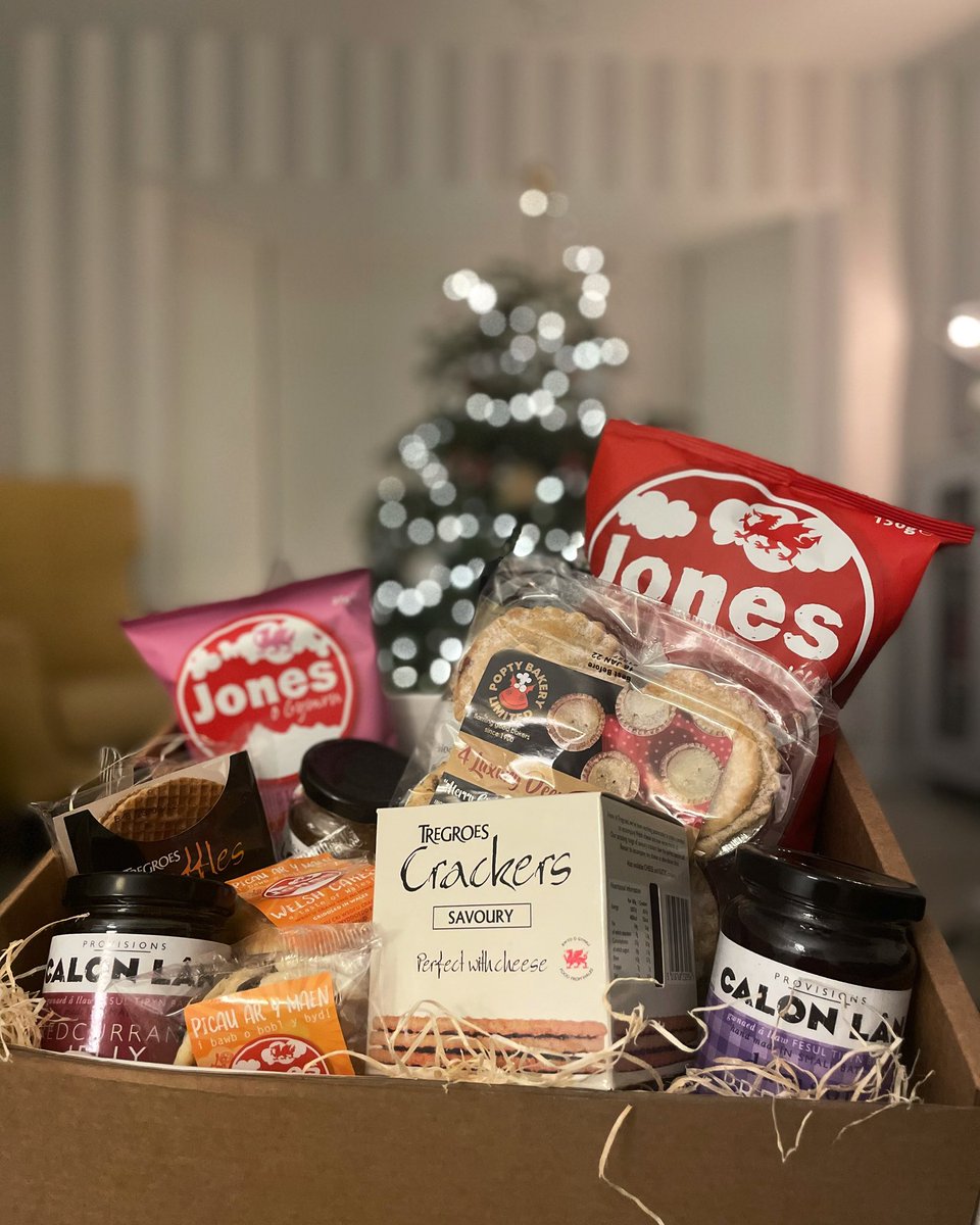 A delicious Christmas gift from our friends at blasus.cymru &amp; <a href="/jonesogymru/">Jones o Gymru</a>! Thank you! Looking forward to diving into this hamper of goodies tonight! 🎄

Anrheg Nadolig gynnar gan ein ffrindiau yn blasus.cymru a <a href="/jonesogymru/">Jones o Gymru</a>. Diolch yn fawr a Nadolig Llawen!