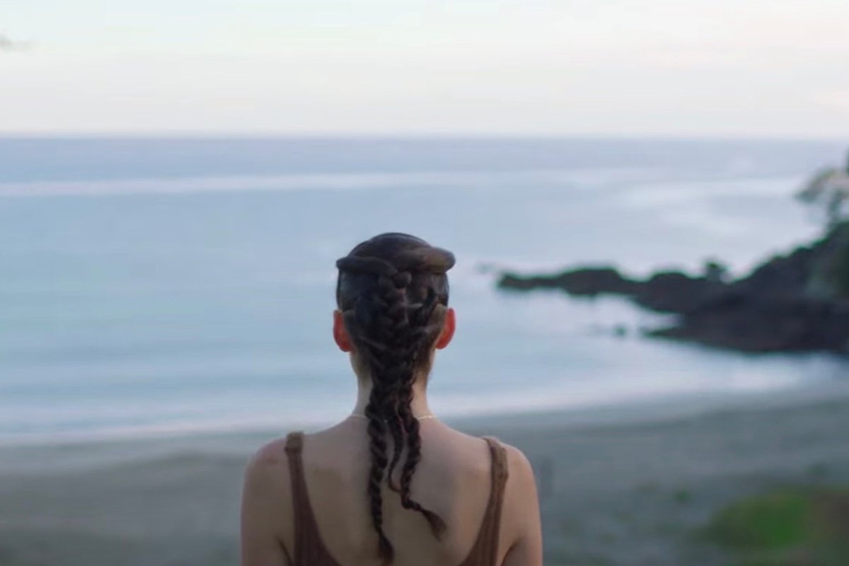 HitsUpFM's tweet photo. Mientras llega el momento de regresar oficialmente a los escenarios @lorde nos sorprende estrenando un videoclip bastante especial para su más reciente sencillo llamado #LeaderOfANewRegime | Escúchala por #HitsupFM https://t.co/RIGL7D3jau