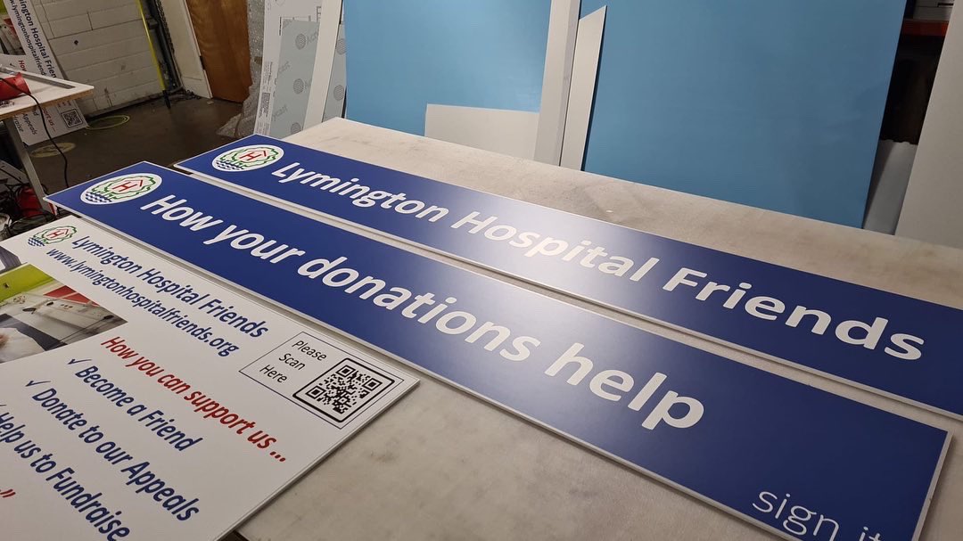 Sign_IT_UK's tweet image. We’ve been busy creating these signs for @LymHospFriends recently, we’re so happy with how they came out 
#signmaker #signmakers #outdoorsigns #newforestbusiness #signdesign #signshop #businesssigns #southamptonbusiness #lymingtonbusiness #signwriter #signmaking