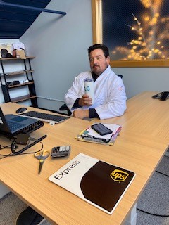 VaultInsHQ's tweet photo. President and Owner of Luxury Group Insurance Aaron Levine met with Dianna Linnett of Vault to discuss all the great business he will write with Vault in 2022! We've got you covered Aaron and team! Thank you for being a great partner... and for rocking your Vault swag! https://t.co/XV7tuunwcw
